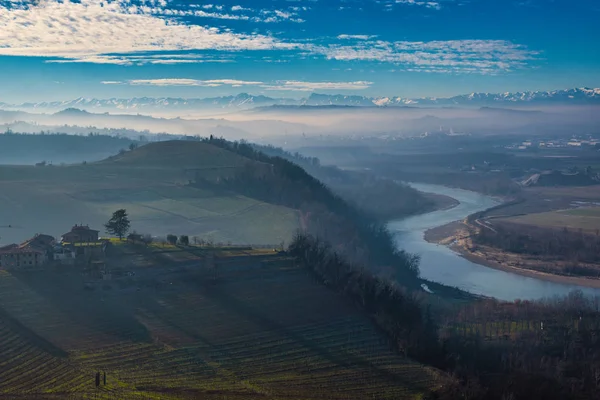 Nebbiolo tepeleri ve Barbaresco Kulesi 'nin Alpleri manzarası