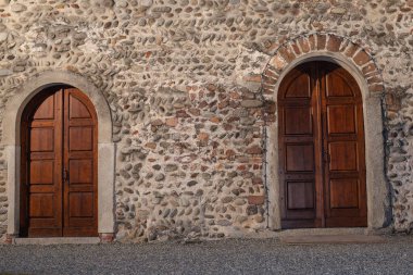 Taş duvardaki ahşap kapılar