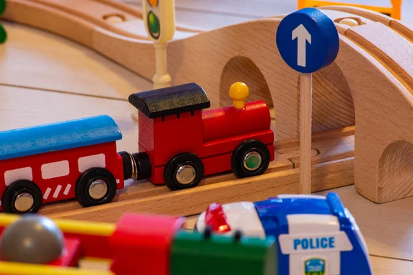 Tahta oyuncak tren ve demiryolları