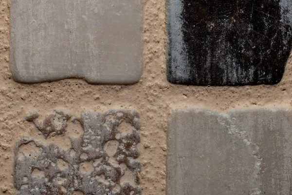 Banyo duvarlarına yakın çekim, kahverengi mozaik.