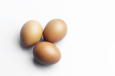 Beyaz arkaplanda yumurtalar