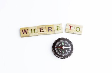 Beyaz arka planda tahta blok harflerle yazılmış olan 