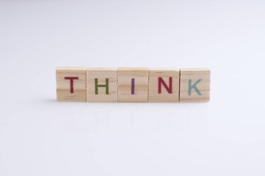 Renkler ahşap harfler beyaz arka planda düşünce yazıları