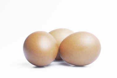 Beyaz arkaplanda yumurtalar