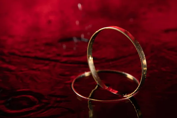 Dramatic Wedding Rings Red Water — Stock Photo, Image