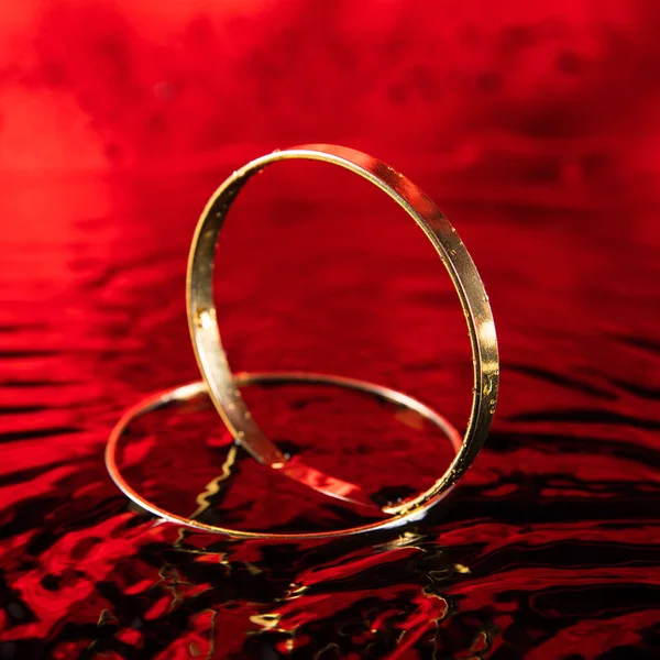 Dramáticos Anillos Boda Agua Roja — Foto de Stock