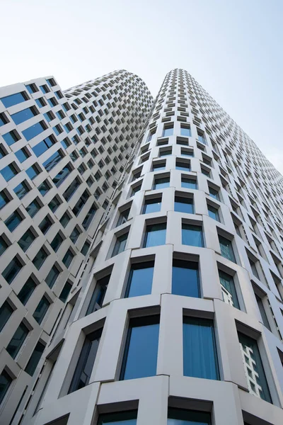 Mavi Gökyüzü Olan Eğimli Modern Ofis Binasının Düşük Açılı Görüntüsü Telifsiz Stok Imajlar