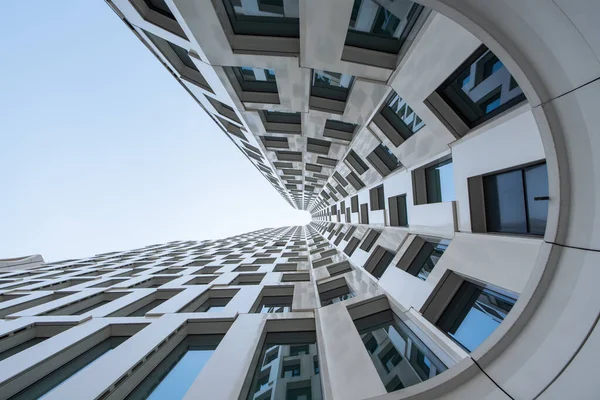 Mavi Gökyüzü Olan Eğimli Modern Ofis Binasının Düşük Açılı Görüntüsü Telifsiz Stok Imajlar