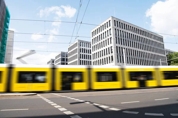 Sarı Tramvay Berlin Deki Beyaz Evlerin Arka Planına Doğru Hızla Stok Resim