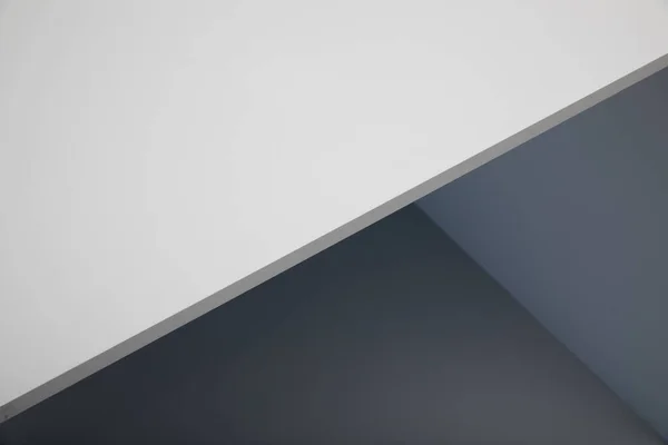 Beyaz ve gri tonlarına sahip açısal soyut arkaplan