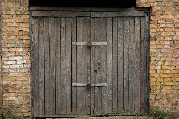 Kilitli Eski Ahşap Kapılar — Stok fotoğraf