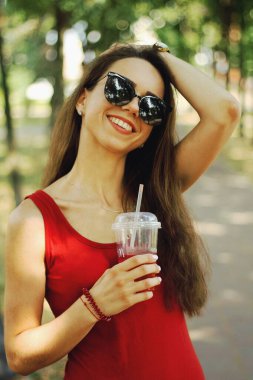 Sokakta yürüyen güzel bir kız