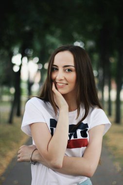 Sokakta yürüyen güzel bir kız