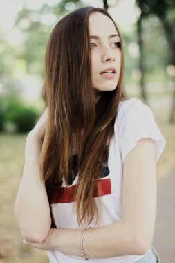 Sokakta yürüyen güzel bir kız