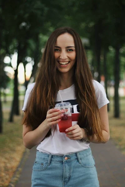 Jovem menina bonita andando rua abaixo — Fotografia de Stock