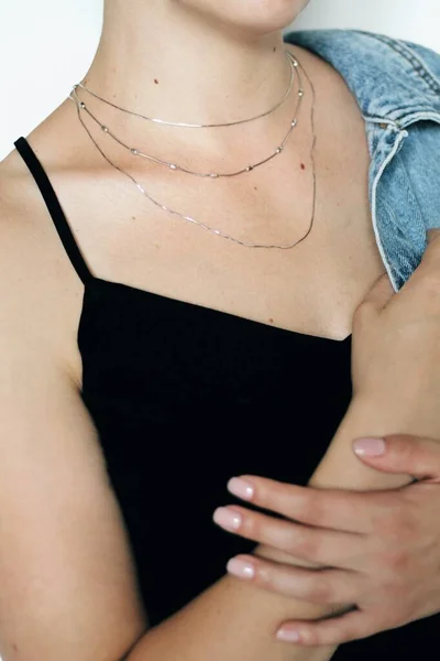 Zachtmoedig op vrouwelijke nek, close-up schot — Stockfoto