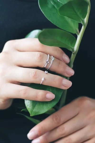 Tenero gioielliere sulla mano femminile, primo piano colpo — Foto Stock