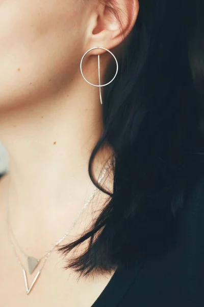 Jewerly concurso para orelhas femininas, close up shot — Fotografia de Stock
