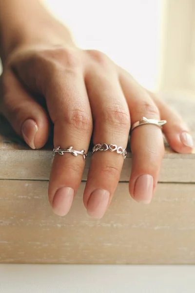 Tender jewerly na mão feminina, close up shot — Fotografia de Stock