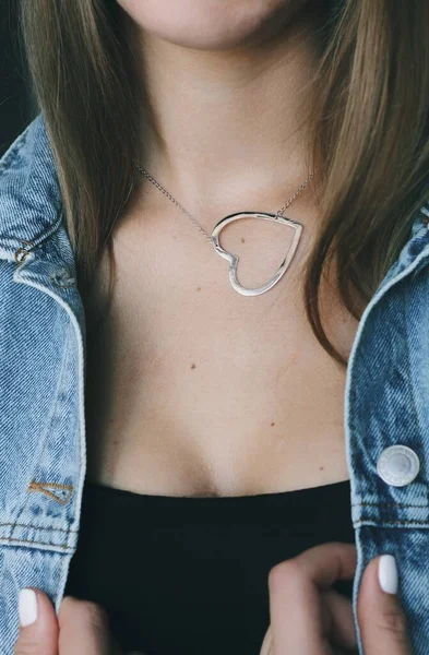 Ømme smykker på kvinners nakke, nær skutt – stockfoto