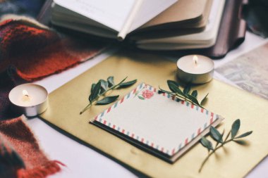 Açılmış kitap ve yapraklar, kartpostal, sonbahar evi rahatlığı.