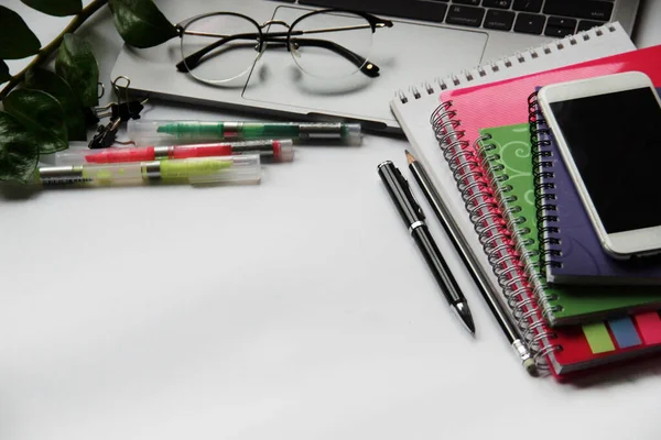 Schreibtisch mit Laptop, Brille, Stift und Arbeitsmappen. Ansicht von oben mit Kopierraum. — Stockfoto