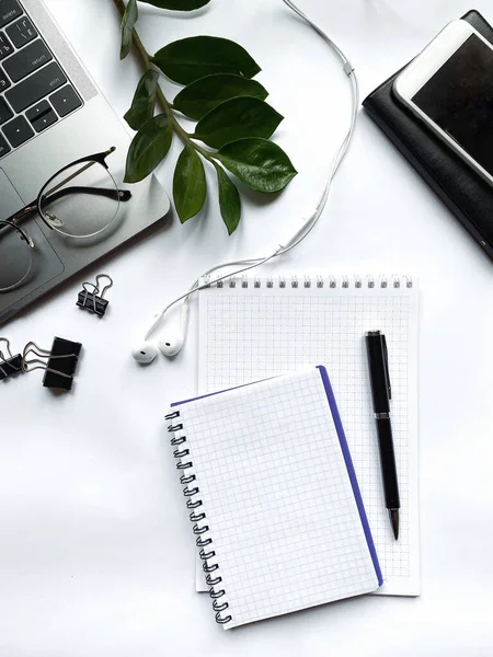 Schreibtisch mit Laptop, Brille, Stift und Arbeitsmappen. Ansicht von oben mit Kopierraum. Stockbild