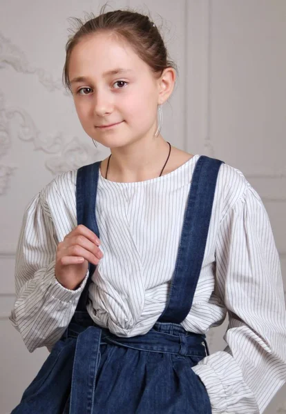 Retrato de pequeña morena caucásica con ropa casual — Foto de Stock