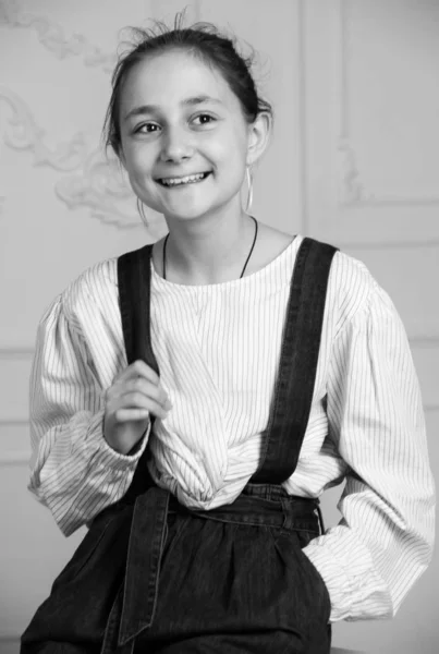 ポートレートの小さなブルネットcaucasian女の子でカジュアル服 — ストック写真