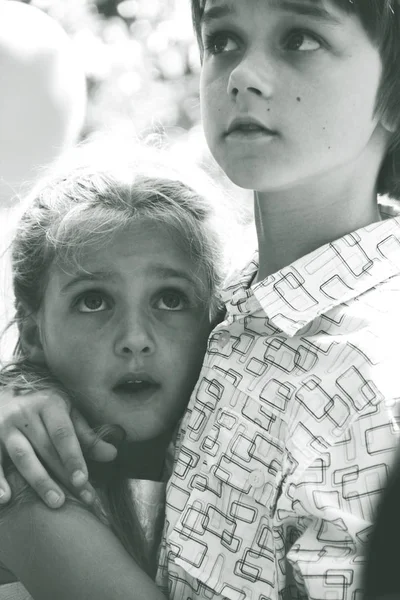 Портрет маленькой кавказской девочки и мальчика в повседневной одежде, обнимающих — стоковое фото