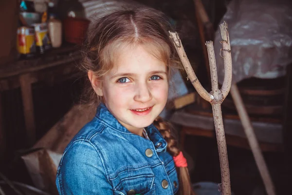 家でカジュアルな服を着た小さな白人の女の子の肖像 — ストック写真