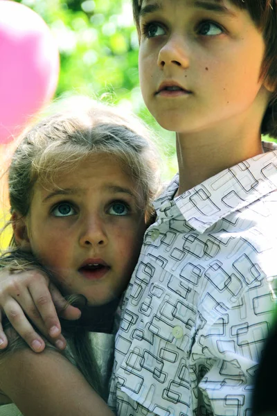 Porträt eines kleinen kaukasischen Mädchens und Jungen in lässiger Kleidung, die sich umarmen — Stockfoto