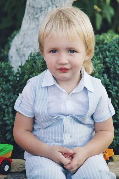 Retrato de menino caucasiano em roupas casuais em casa jardim — Fotografia de Stock
