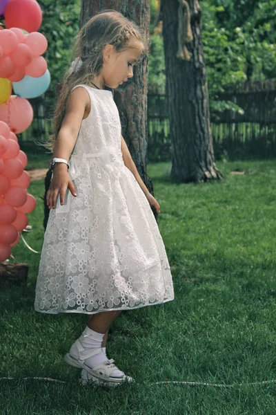 Retrato de menina caucasiana vestindo vestido de princesa branca para evento de celebração — Fotografia de Stock