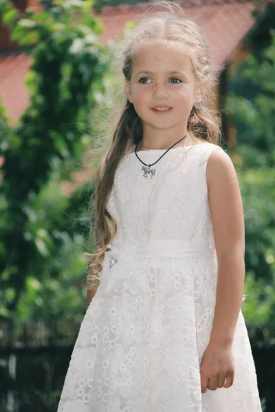 Retrato de menina caucasiana vestindo vestido de princesa branca para evento de celebração — Fotografia de Stock