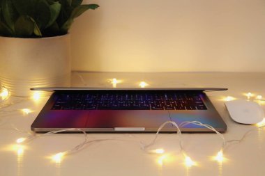Modern Macbook Laptop bilgisayarı, Sihirli Fare iç mekanda beyaz