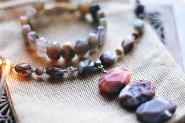 Bokeh ile iç fonda mücevher kompozisyonu