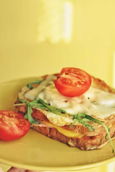 Een nieuw ontbijt. Ham, eieren, groente en toast zelfgemaakt — Stockfoto
