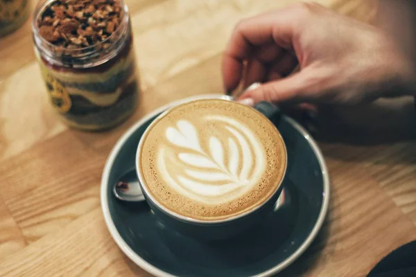 Крупним планом жіночі руки тримають чашку кави — стокове фото