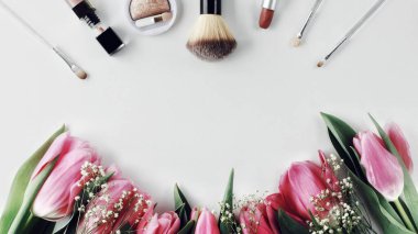 Güzel bahar çiçekleri kozmetik ürünleri ile beyaza izole edilmiş selamlar için.