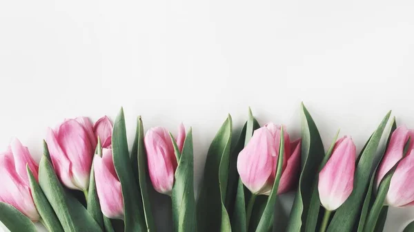 Belo buquê de flores de primavera com cosméticos para saudações isoladas em branco Fotos De Bancos De Imagens Sem Royalties