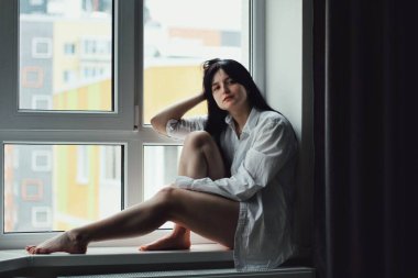 Merkez ofis. Çekici beyaz esmer kız evde, duygusal portresi var. Tişörtlü güzel kız ürperiyor. Şehvetli, standartlardan uzak. Serbest ve dış kaynak çalışırken nasıl güzel olunur?.