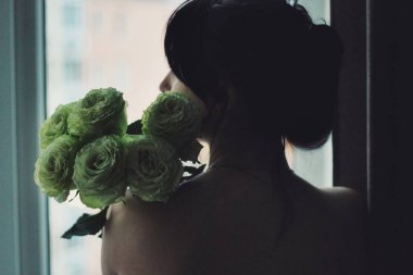 Çekici beyaz esmer kız evde, duygusal portresi var.