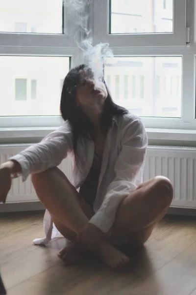 Alto Pelo Fumo Menina Morena Caucasiana Atraente Casa Retrato Emocional — Fotografia de Stock