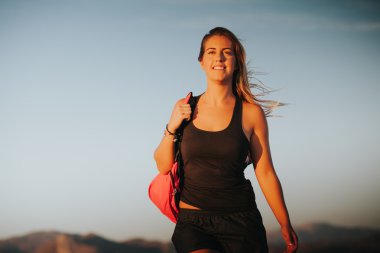 Omzuma bir spor çanta ile yürüyen mutlu kadın. Spor co