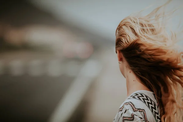 Frau blickt von hinten auf die Straße. — Stockfoto