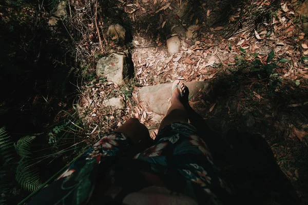 Mannelijke voeten, wandelen in het bos met slippers. — Stockfoto