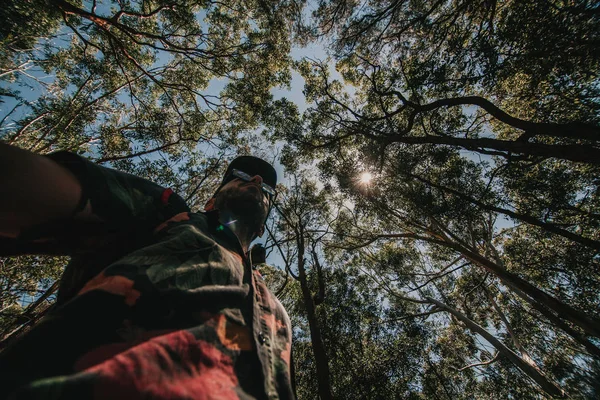 Man Australische bos verkennen. Lage hoekmening. — Stockfoto