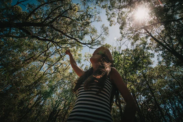 Vrouw genieten van de natuur in het Australische bos. — Stockfoto