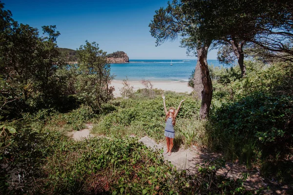 Žena, přijíždějí k pláži po pěší turistiku v lese. — Stock fotografie